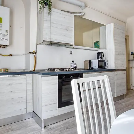 Joivy Chic 1 Bed Flat * Milano